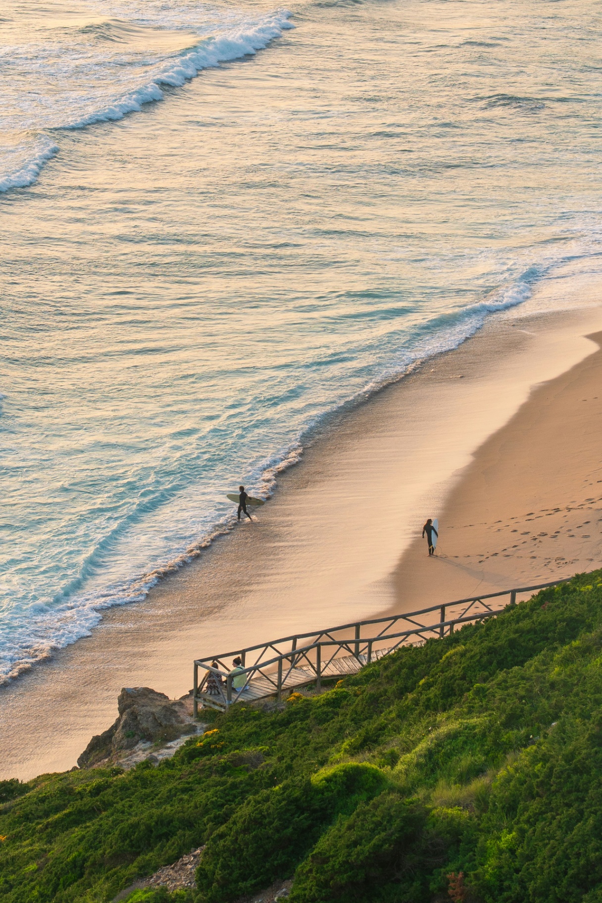 Surfistas junto ao Atlântico na costa portuguesa